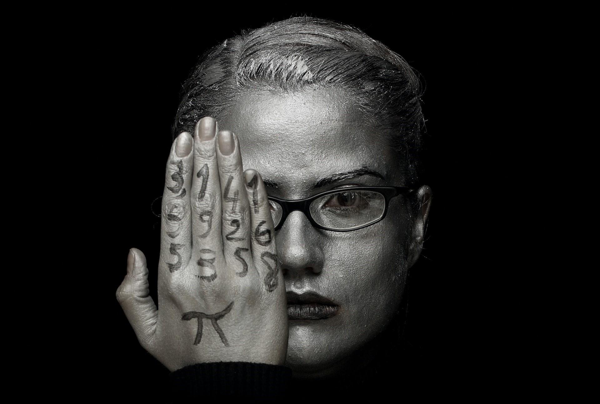 main de femme avec nombre pi