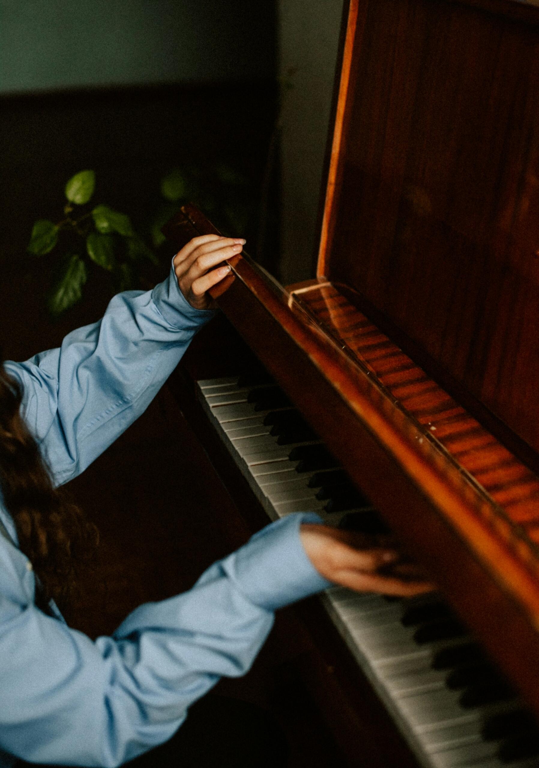 mains d'enfant touches piano