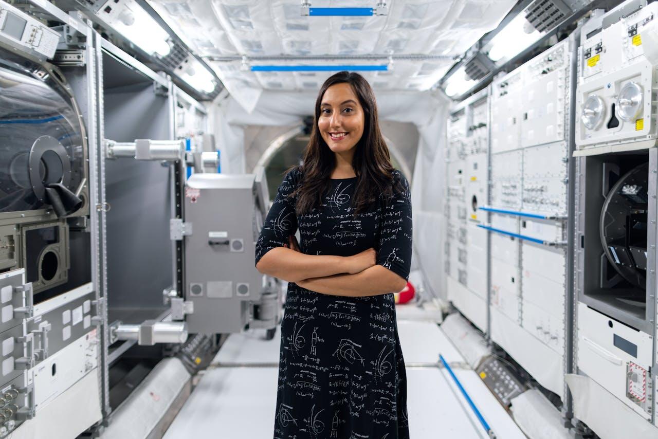 femme dans un lieu pour ingenieurs