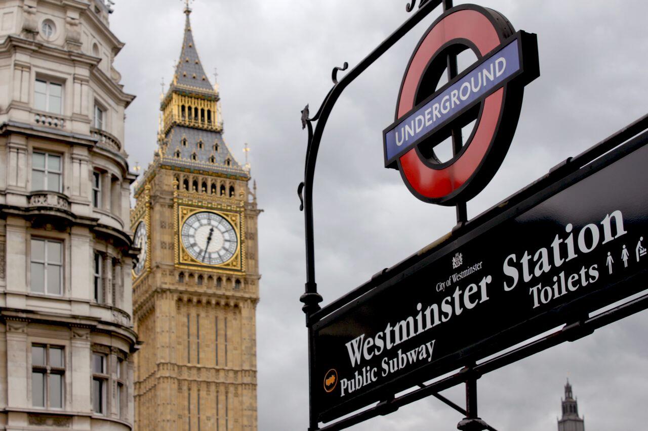 big ben avec panneau mdu metro en anglais a londres