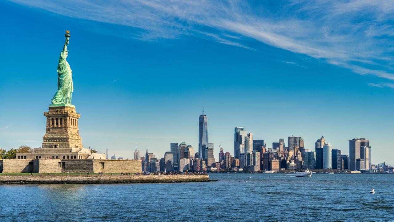 Vue de newyork et de la statue de la liberté