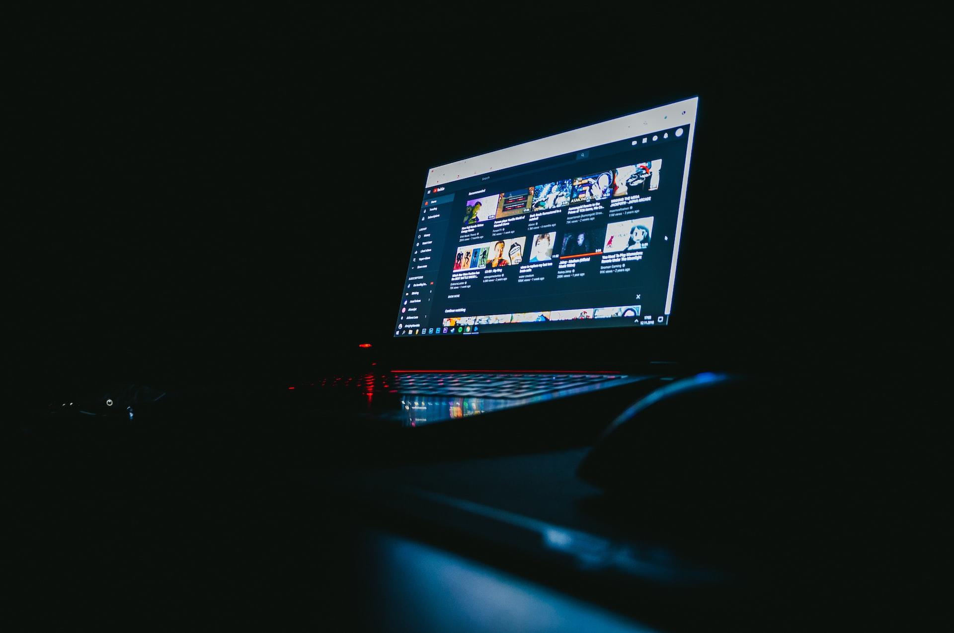 ordinateur portable avec Youtube ouvert