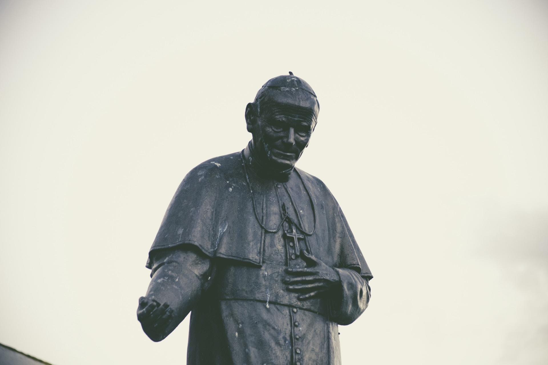 pape chrétienté statue