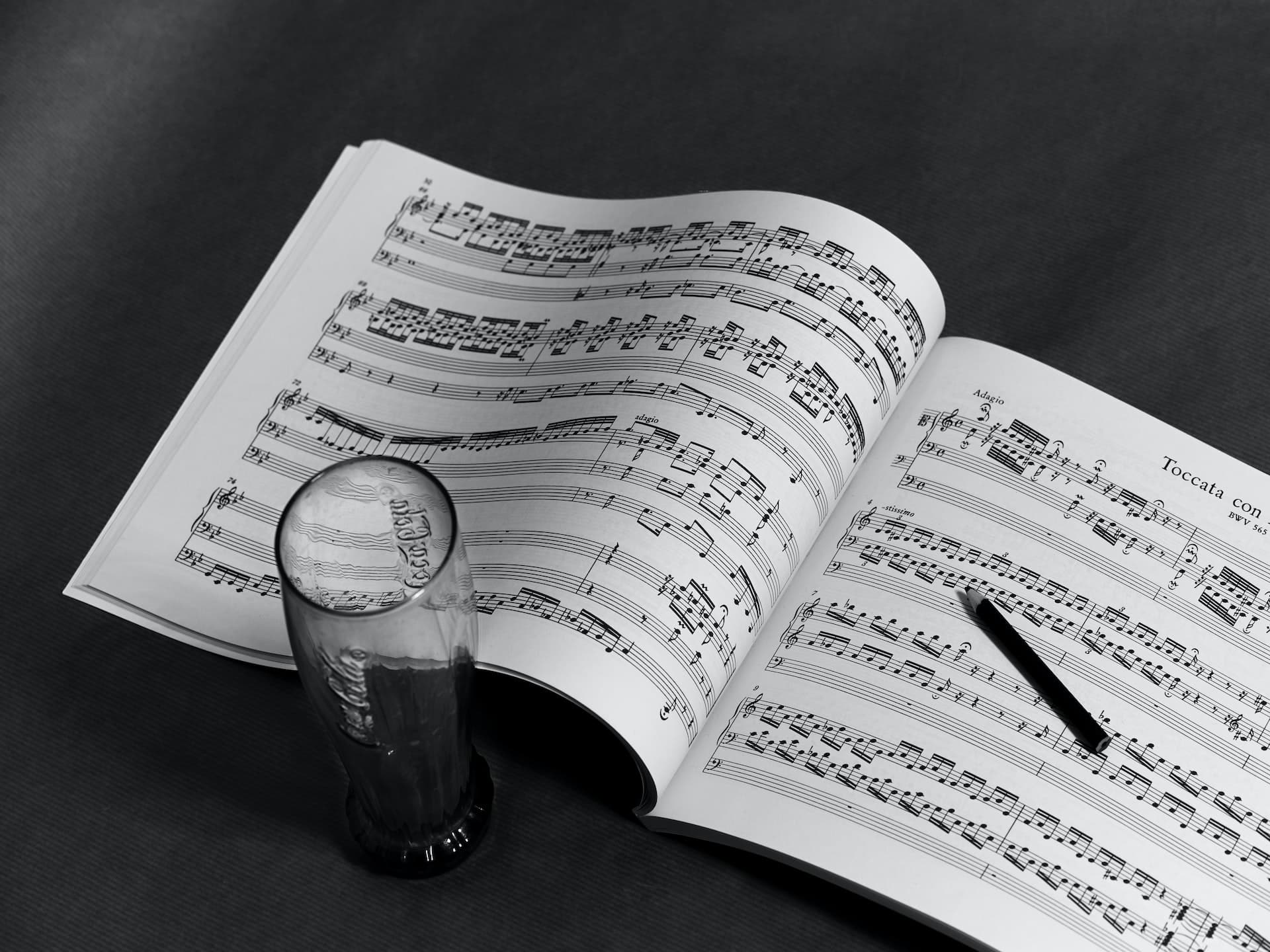 partition de musique avec un verre vide de coca cola