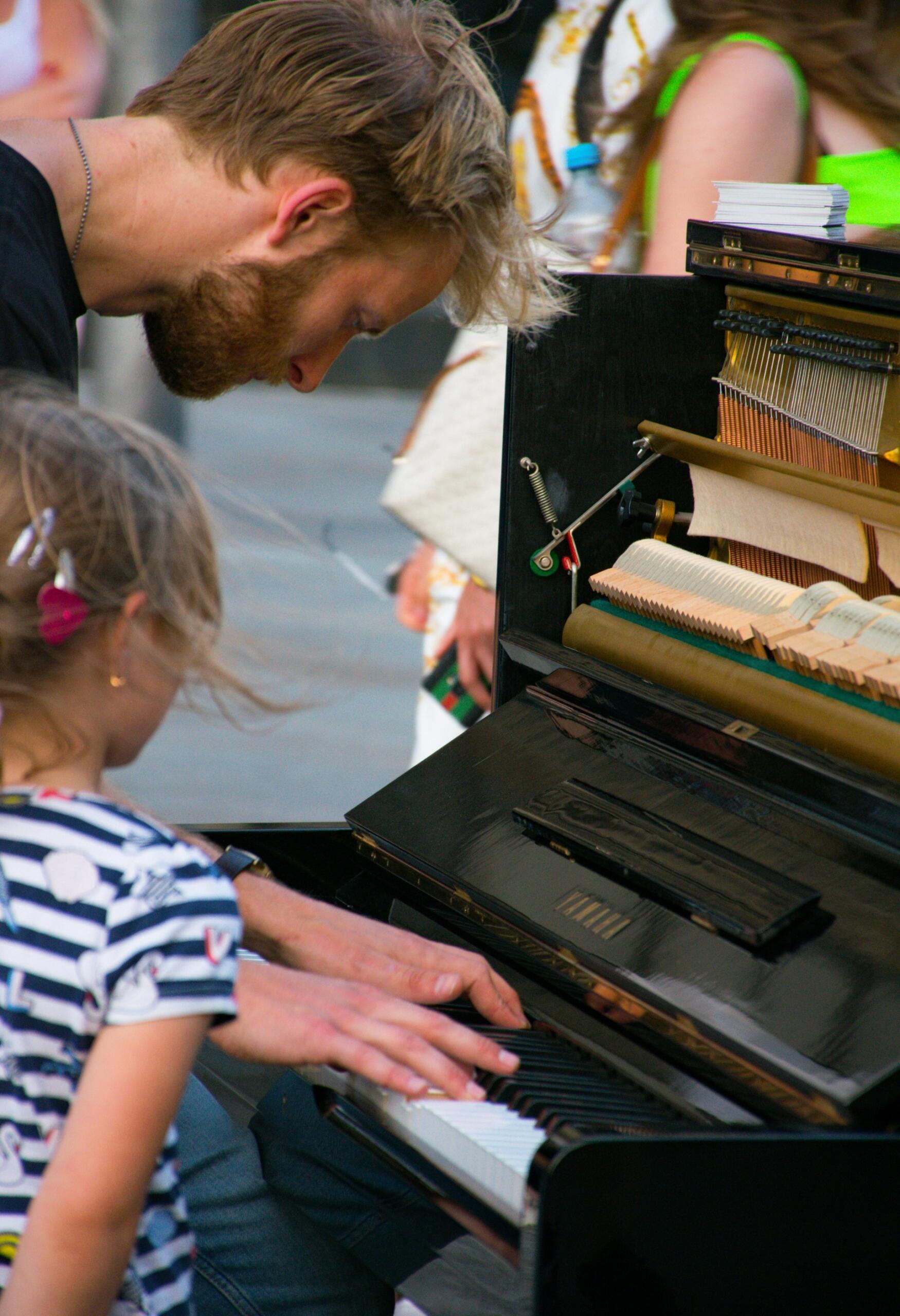 petite fille père piano