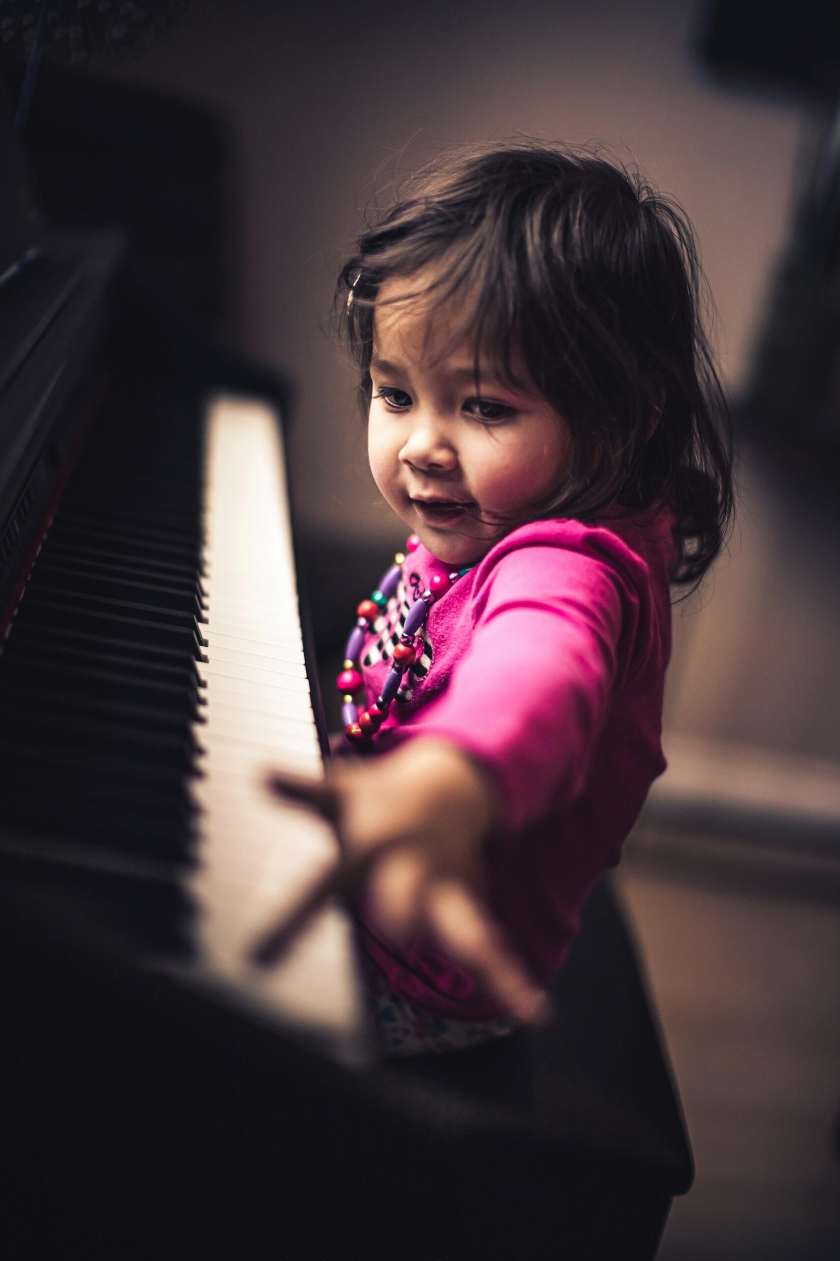 doigts petite fille piano
