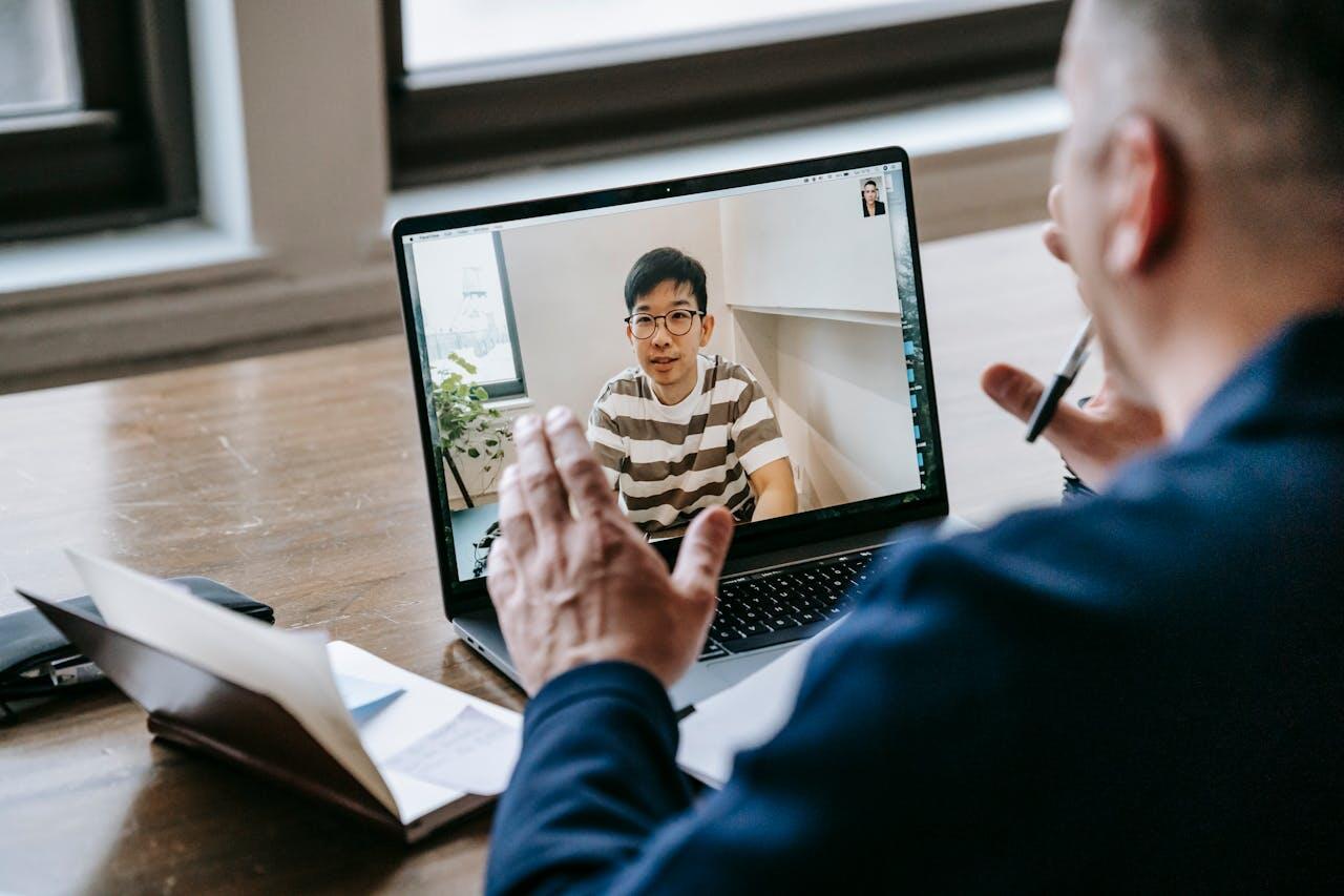homme enseignant en ligne a un ado