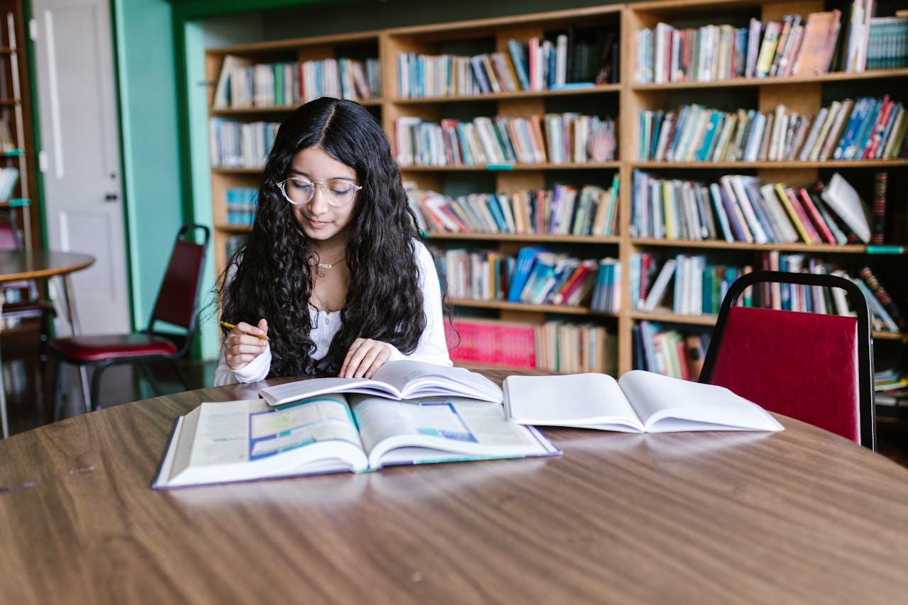 adolescente etudiant a la bibliotheque