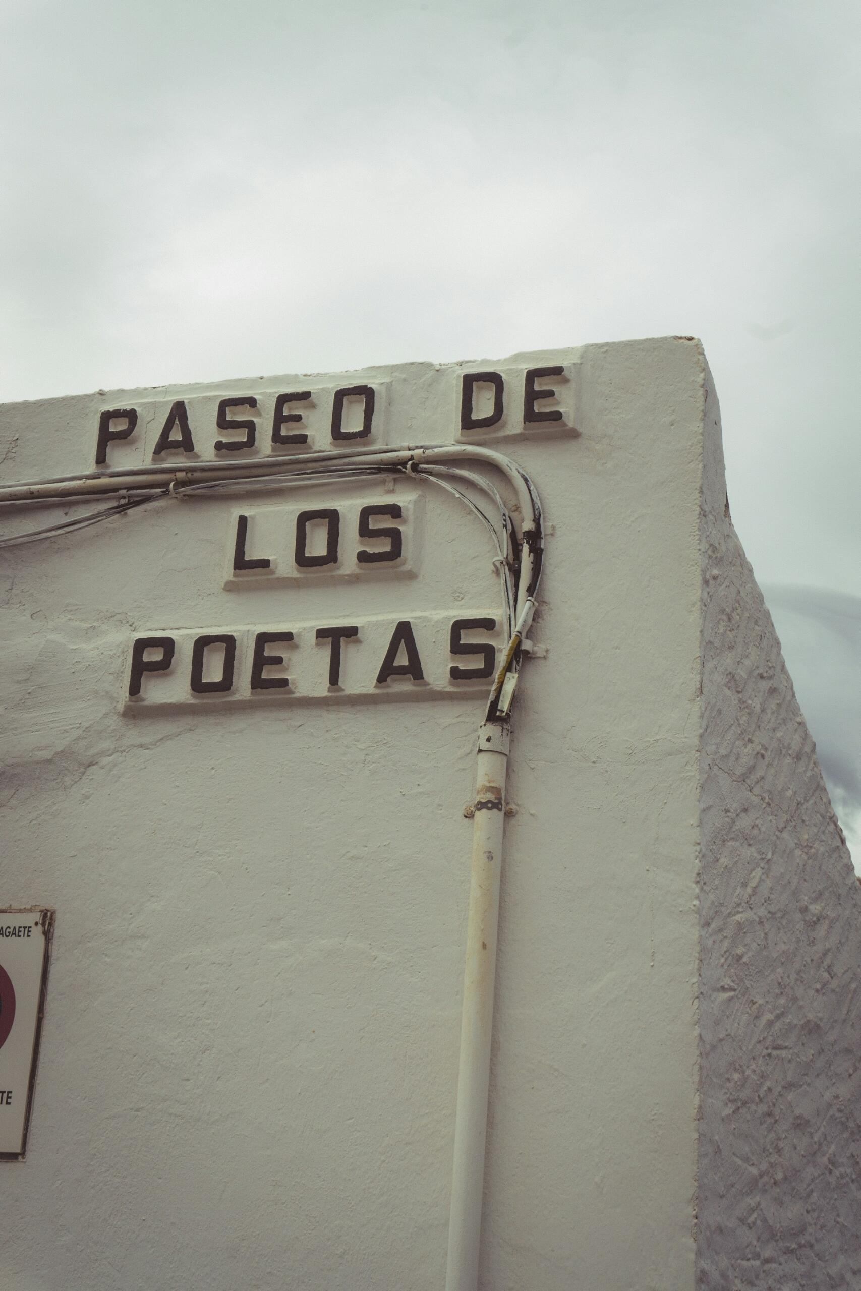 message indiquant en espagnol "promenade des poètes"