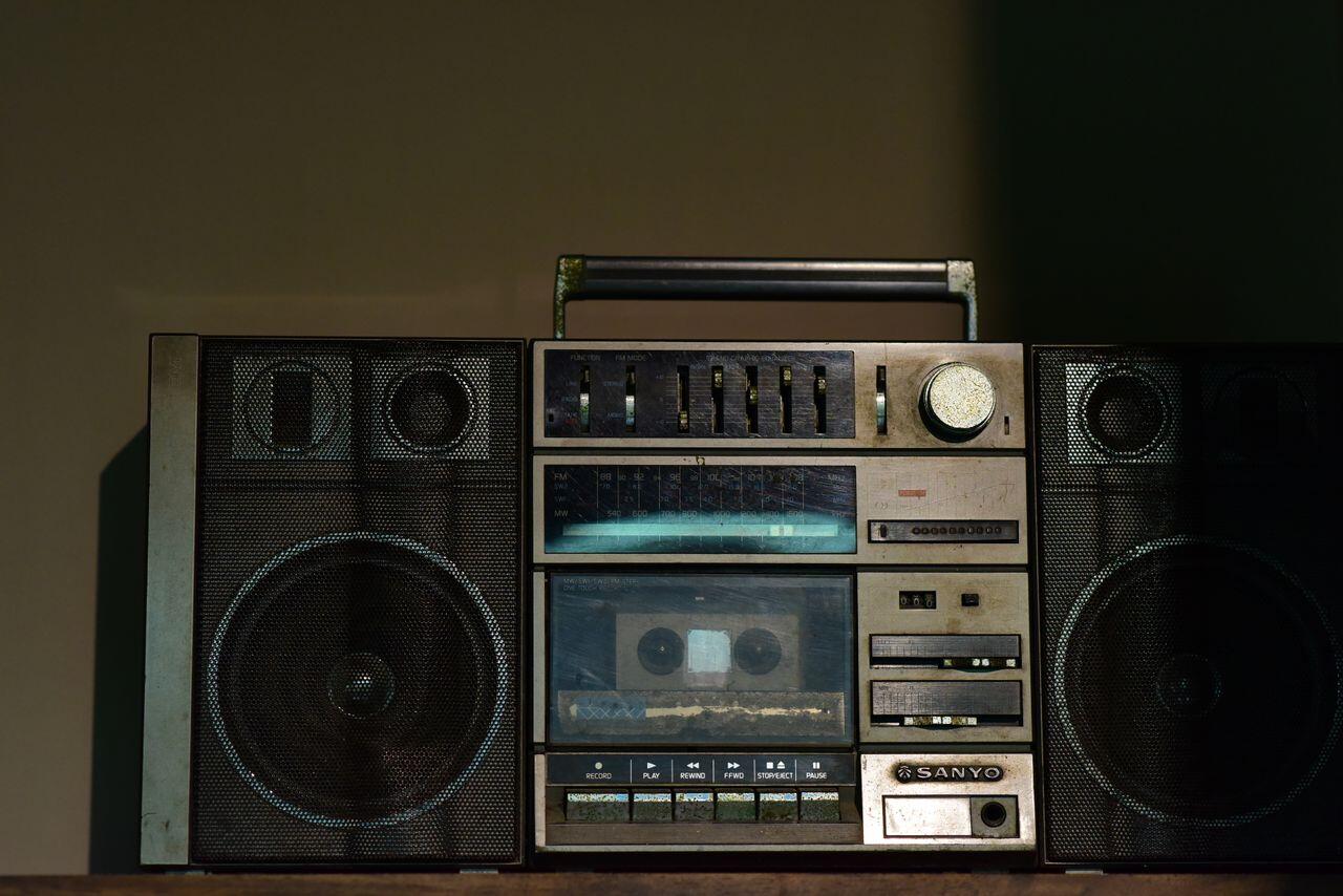 image d une radio appartenant a une epoque revolue