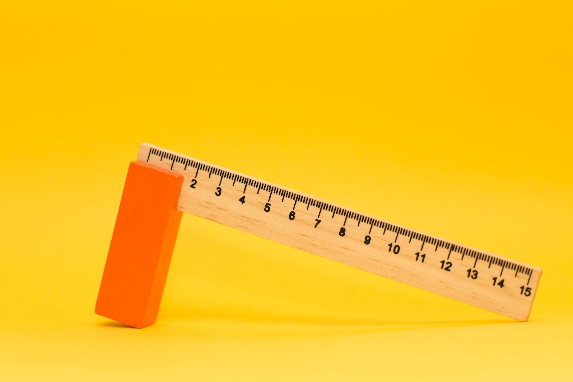 règle graduée maths sur fond jaune