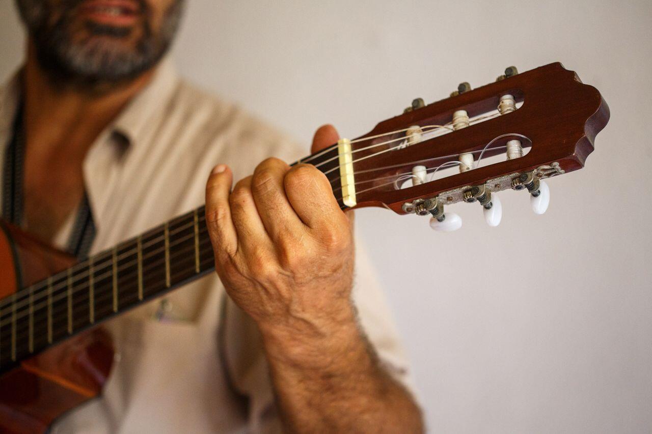 homme barbu avec sa guitare
