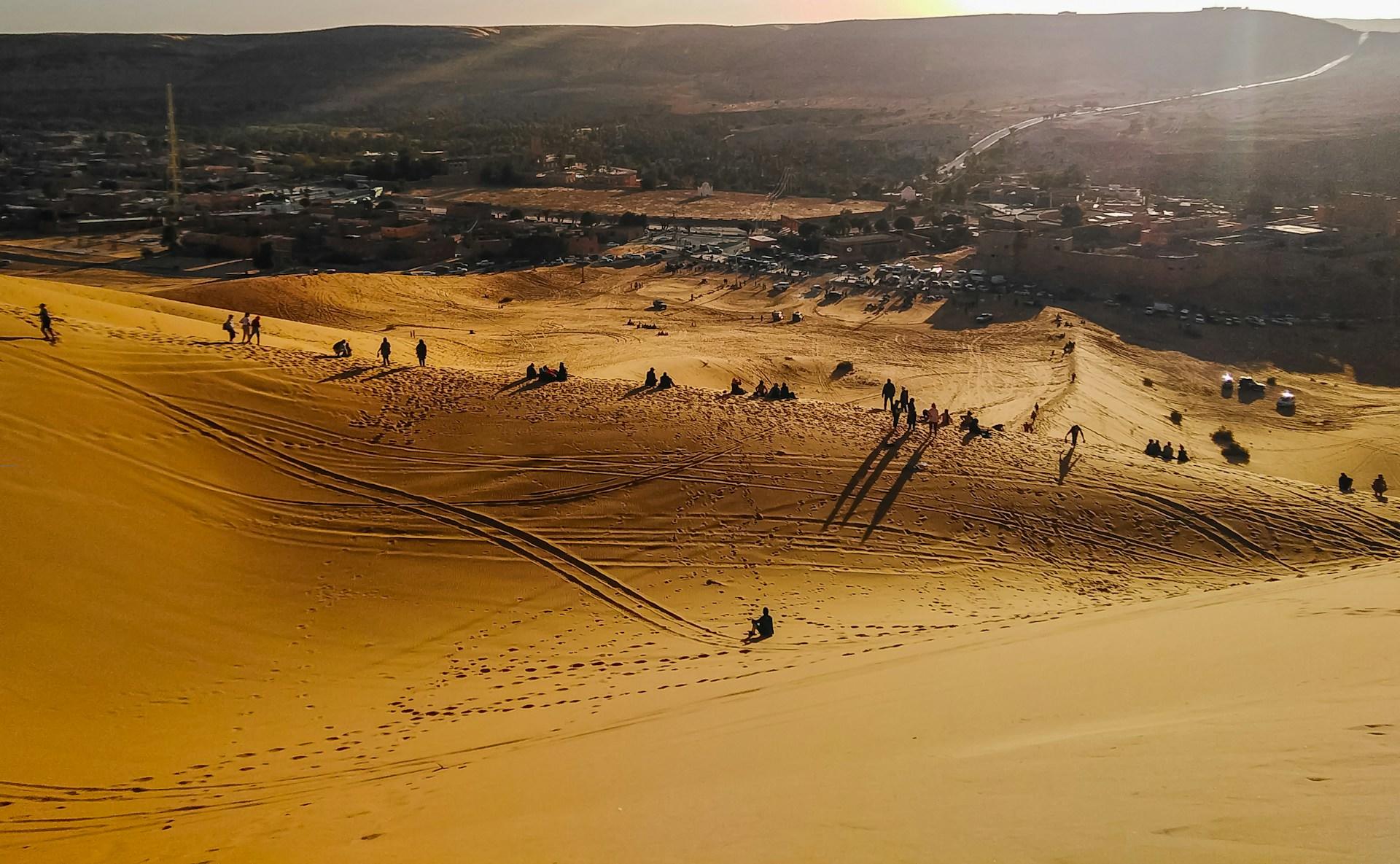 paysage de sable avec hommes et femmes assis