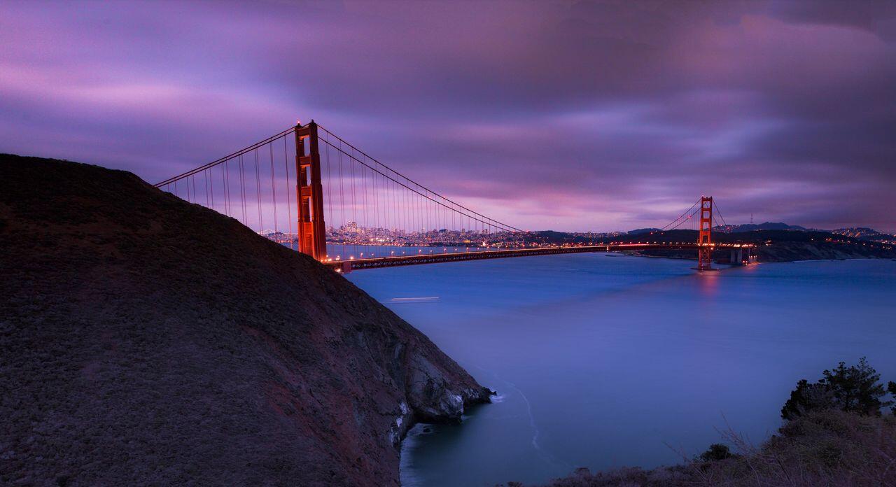 vue sur san francisco avec le pont rouge la nuit dans un ciel magique
