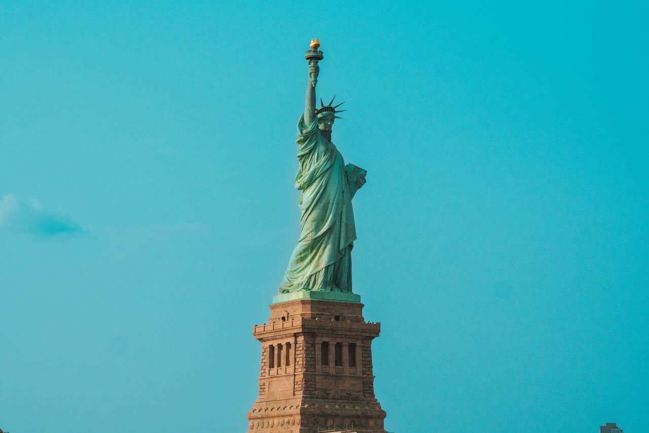 statue de la liberte sous un magnifique ciel bleu