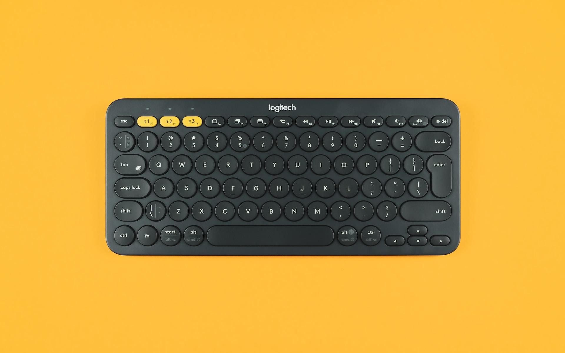 clavier d'ordinateur fixe fond jaune
