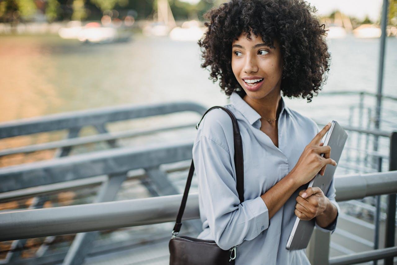 etudiante dehors avec un grand sourire