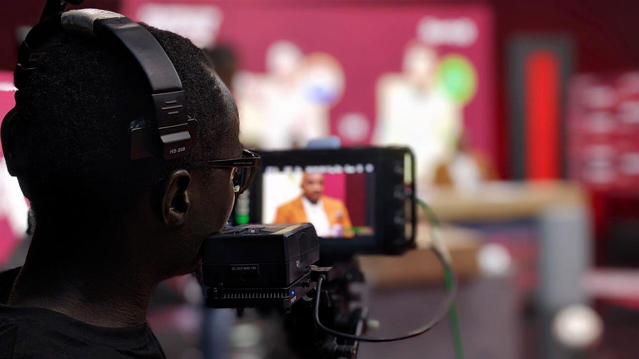 camera filmant presentateur tv