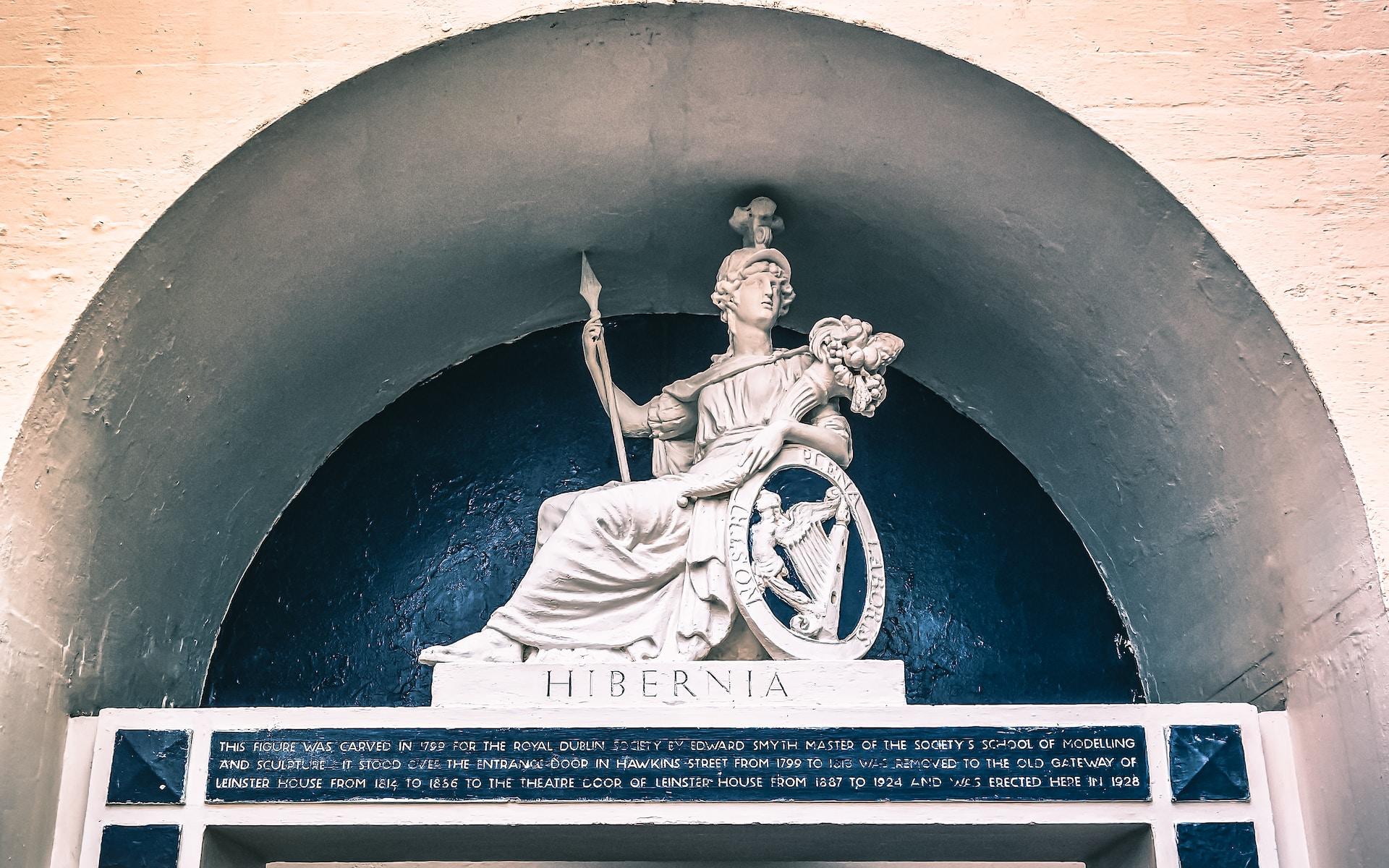 statue de femme avec écriture latine