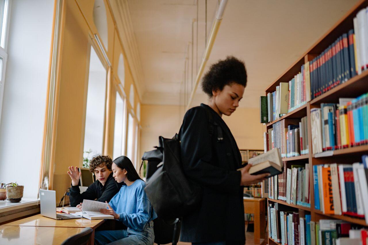 jeunes a la bibliotheque