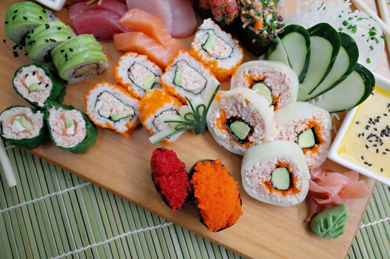 plateau de delicieux sushis varies