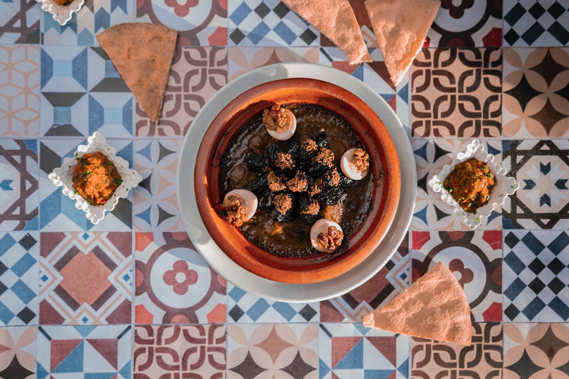 plat tajine posé sur table avec motifs orientaux