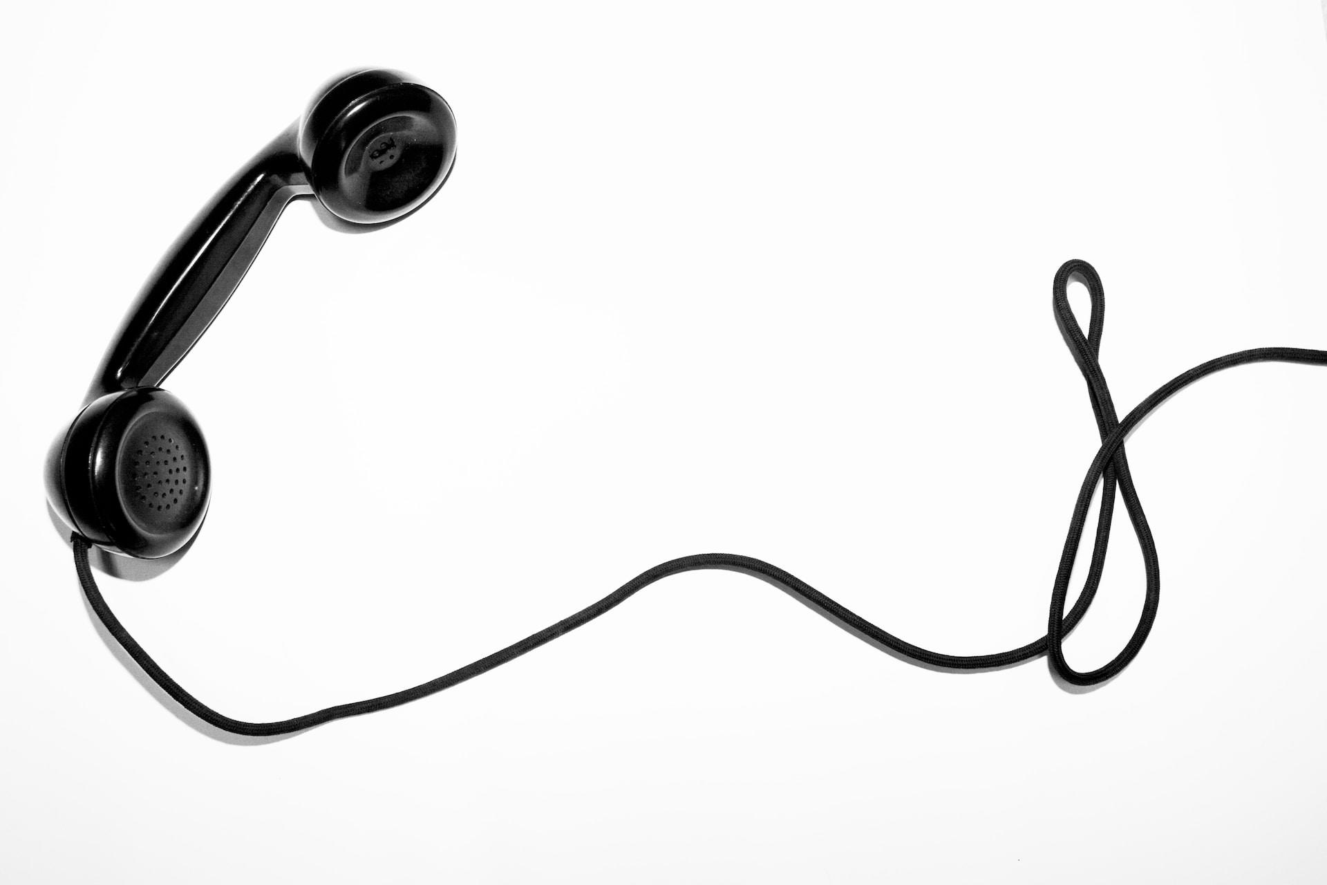 fil noir de téléphone fixe