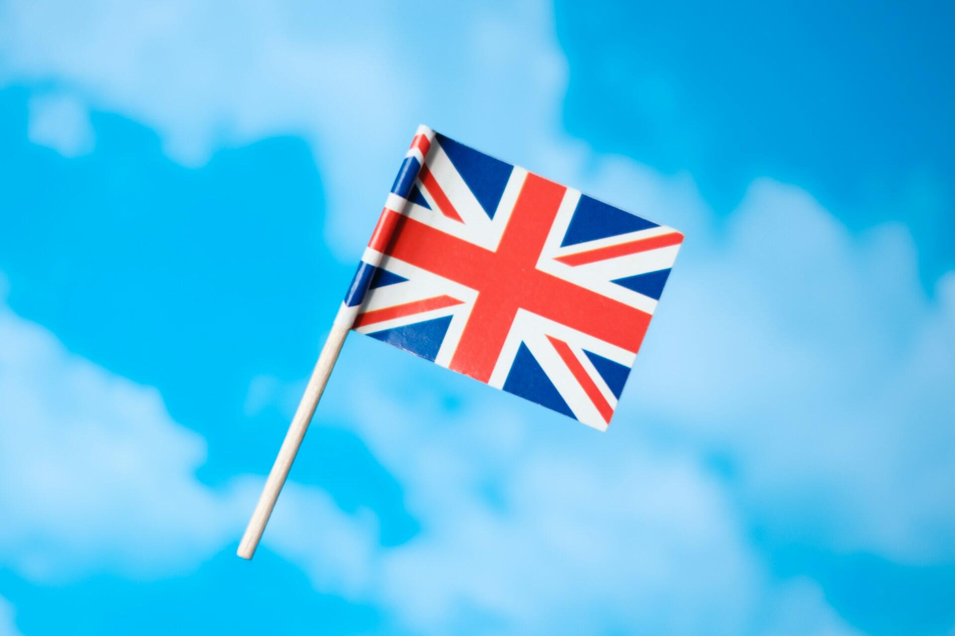 petit drapeau uk dans le ciel bleu