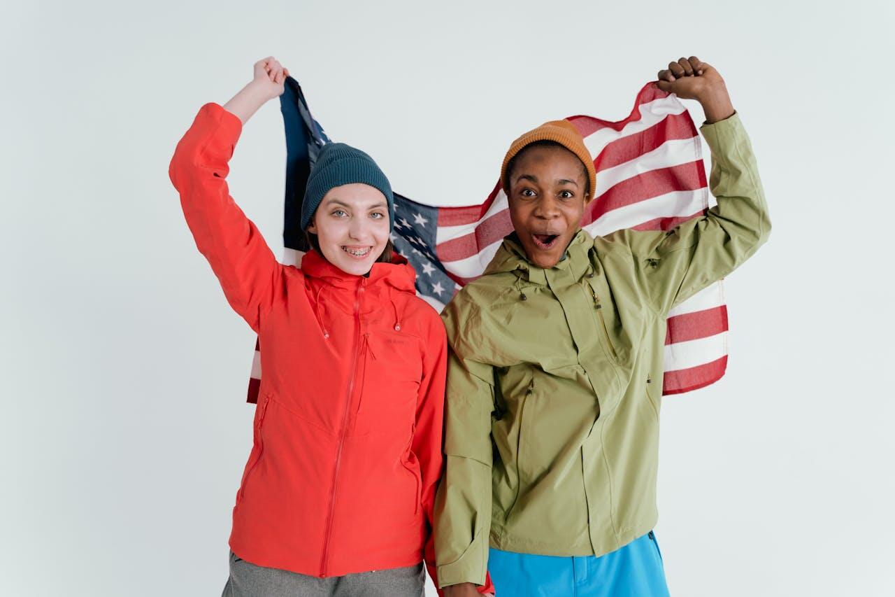 deux jeunes tenant le drapeau americain
