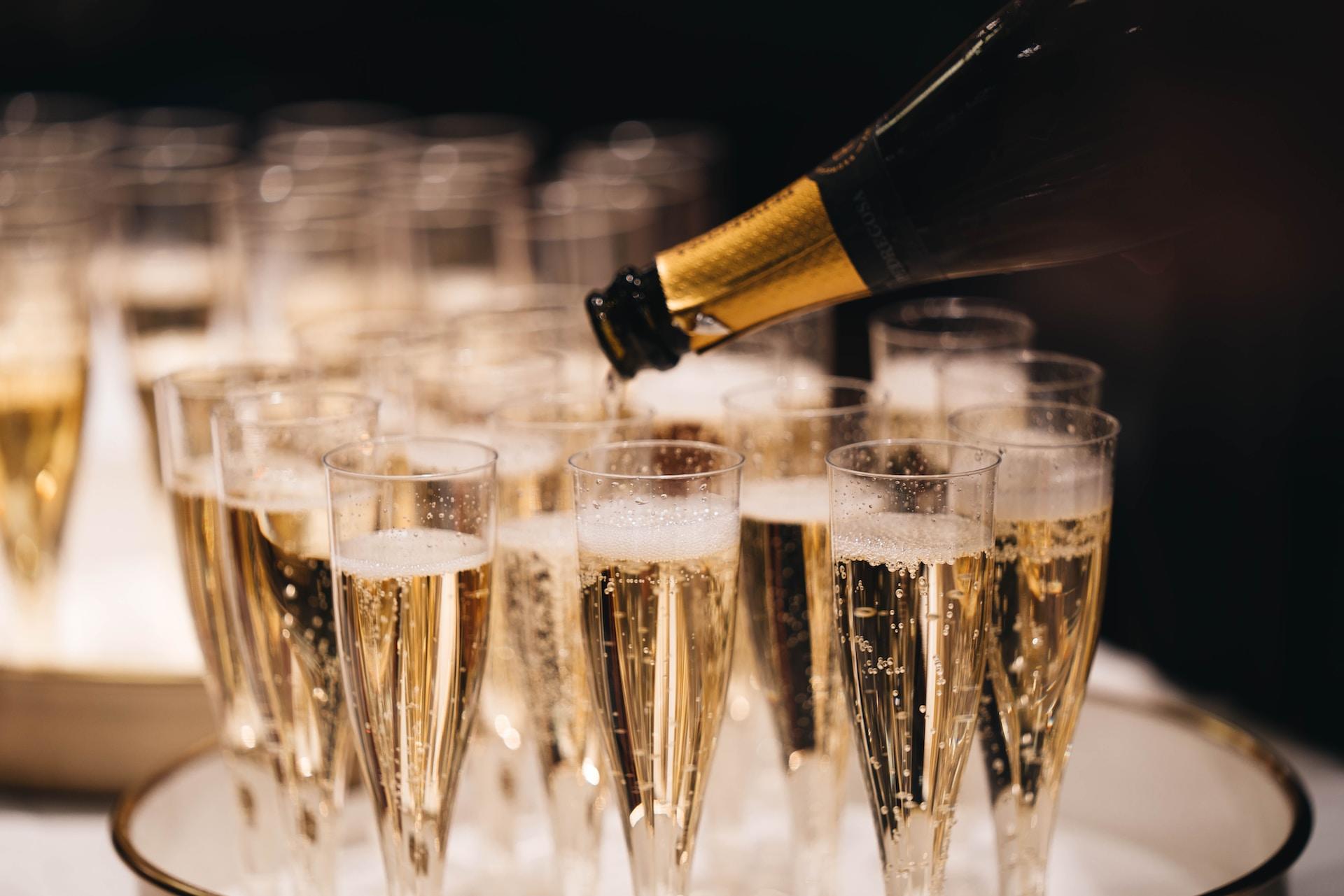 bouteille de champagne remplissant des verres à vin