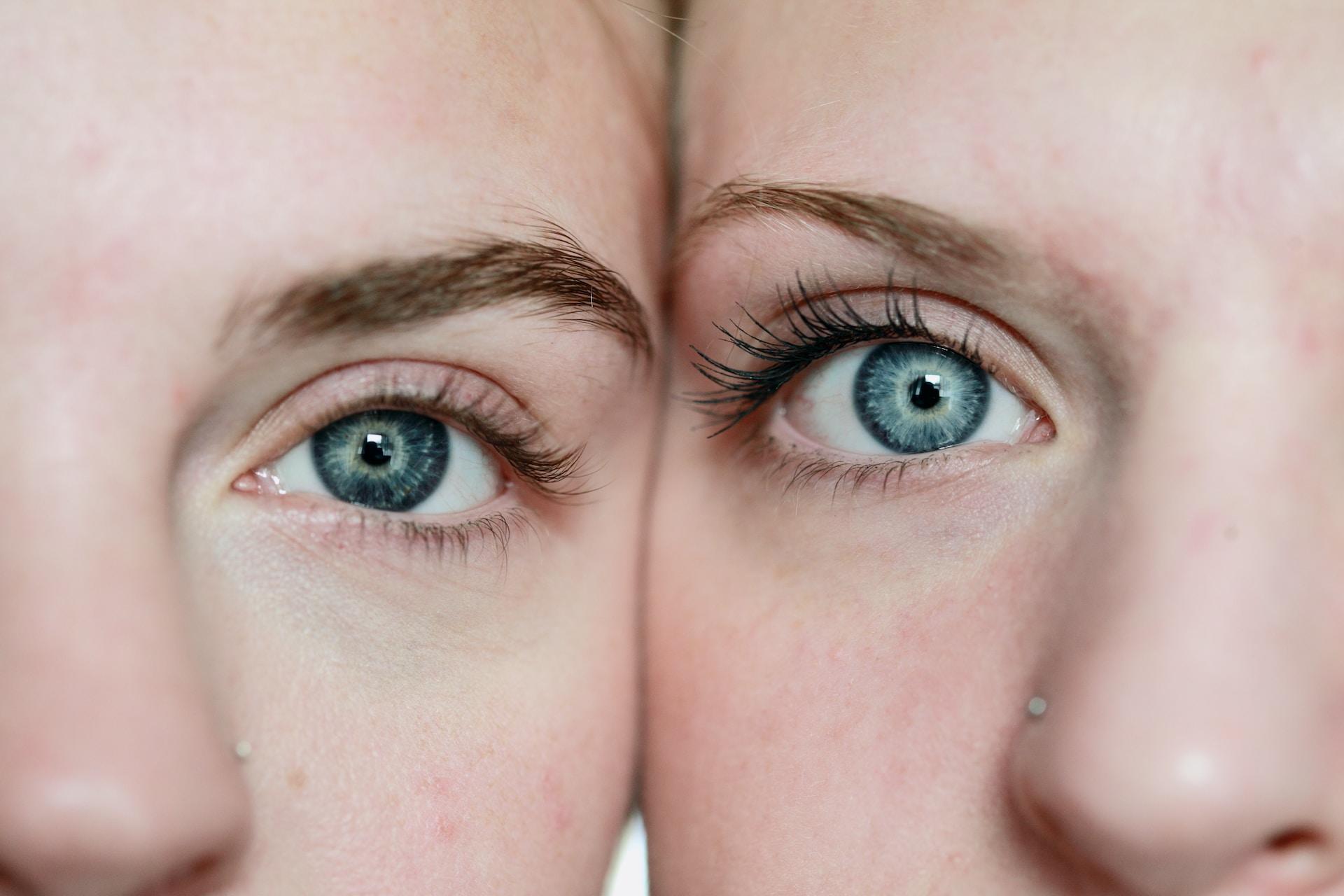 deux femmes aux yeux bleus