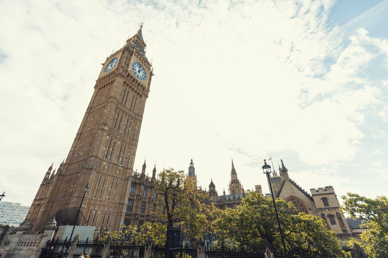 le big ben en premier plan a gauche