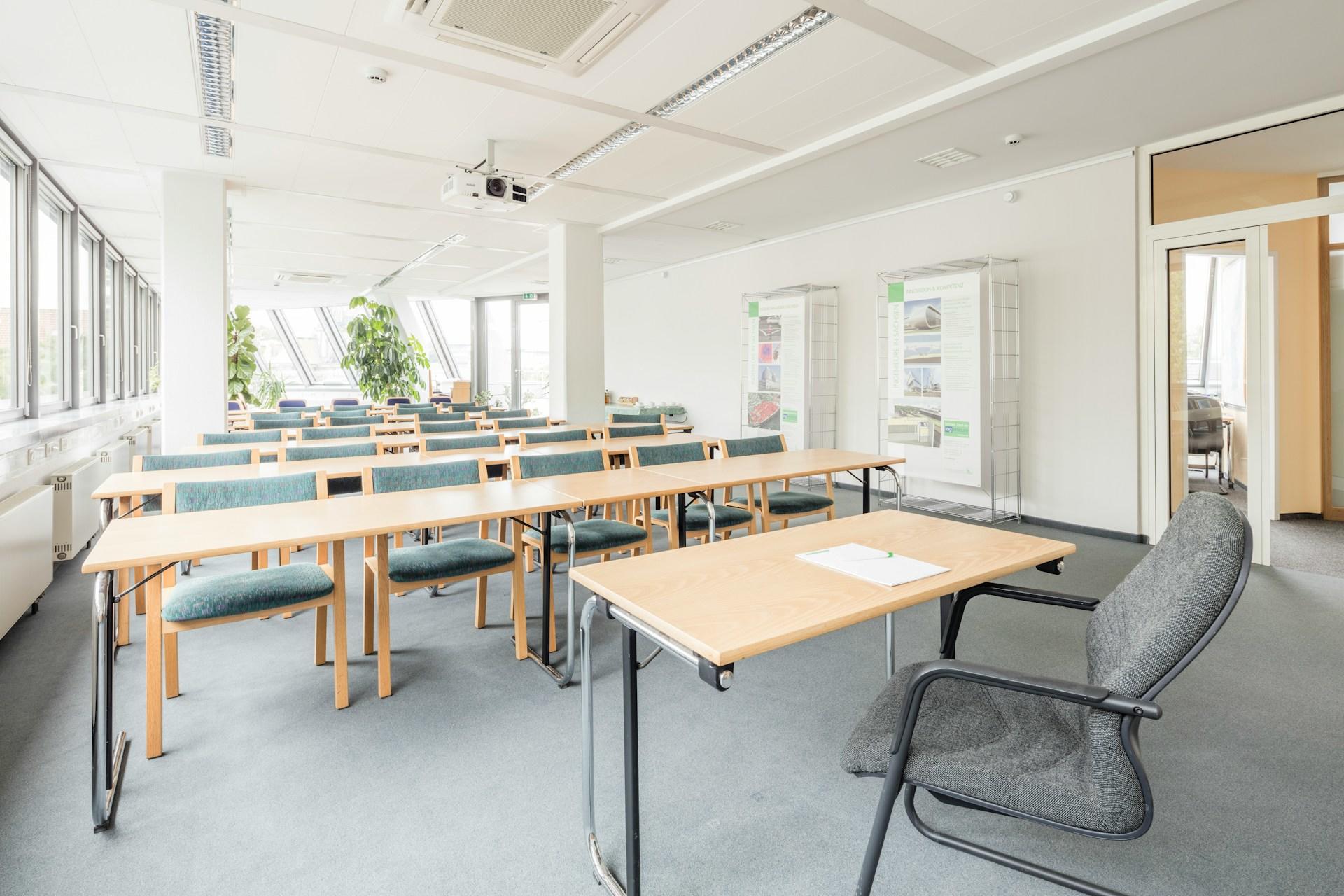 chaises tables salle claire