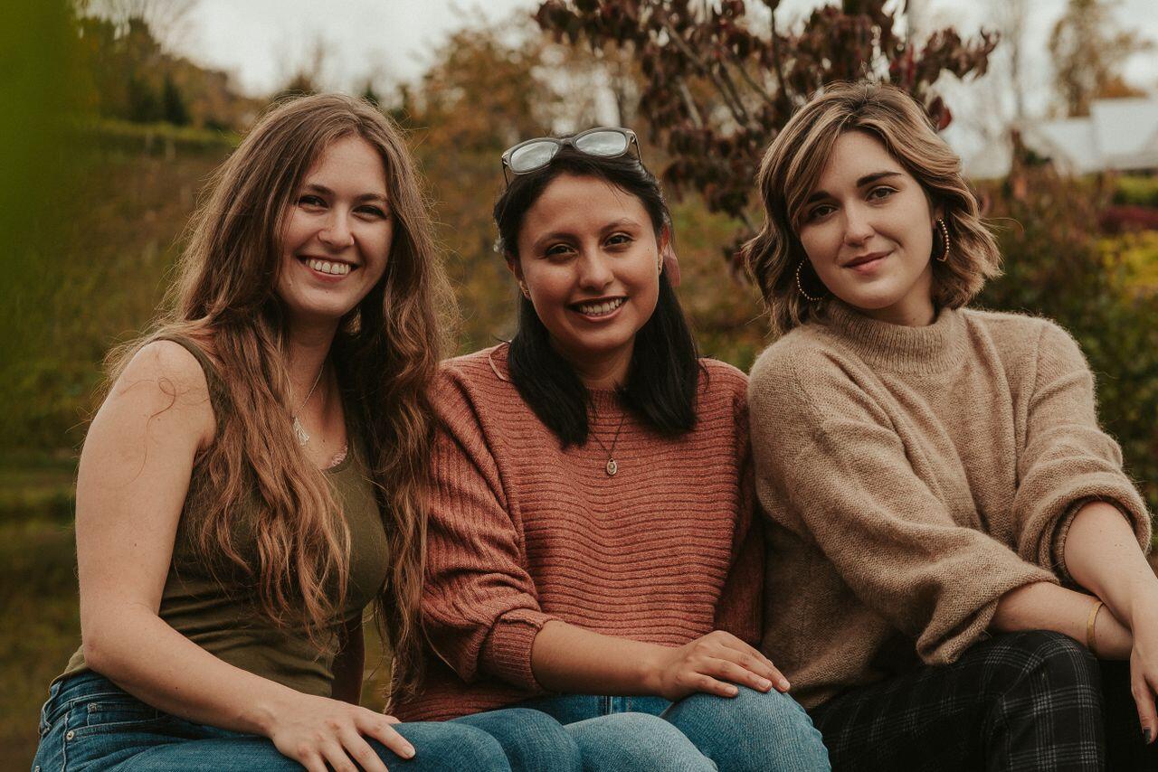 trois jeunes femmes dans le paysage