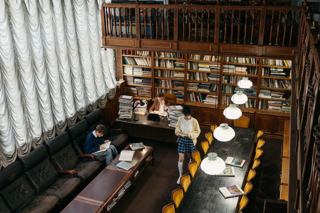 etudiants serieux etudiant dans une bibliotheque
