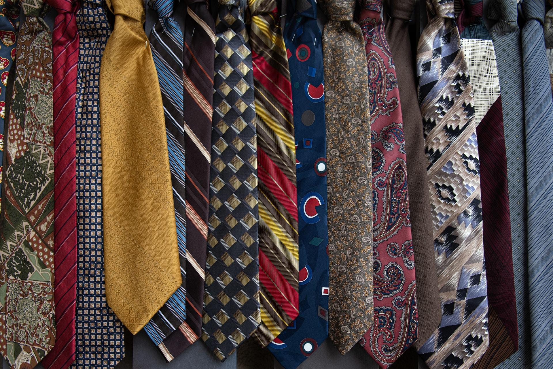 cravates pour hommes dans une penderie
