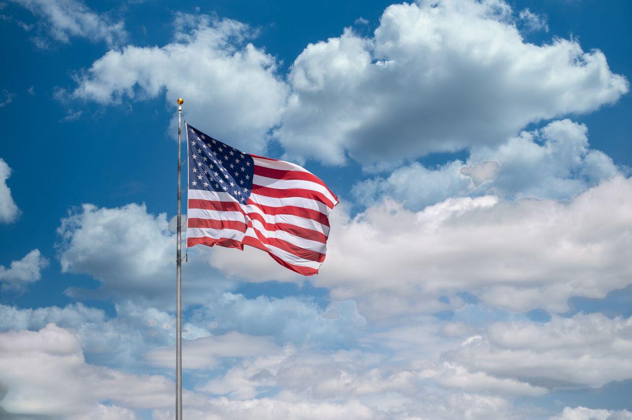 drapeau americain dans un ciel bleu avec des nuages