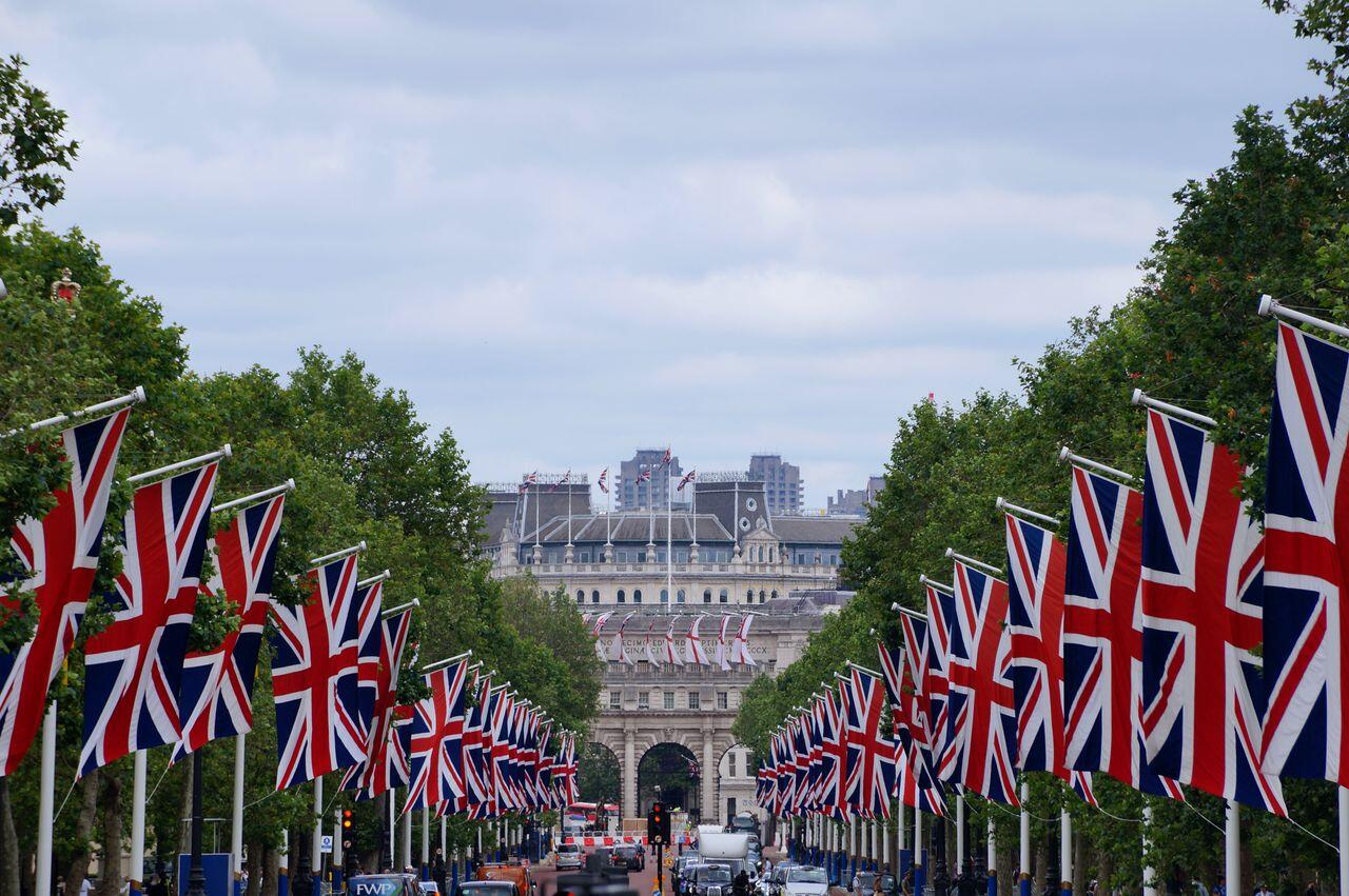 drapeaux union jack a la file devant un mall