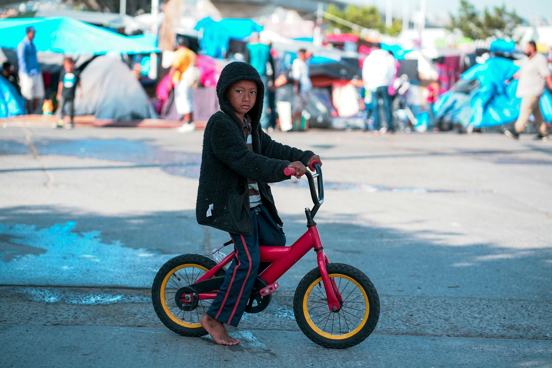 enfant petit vélo rue