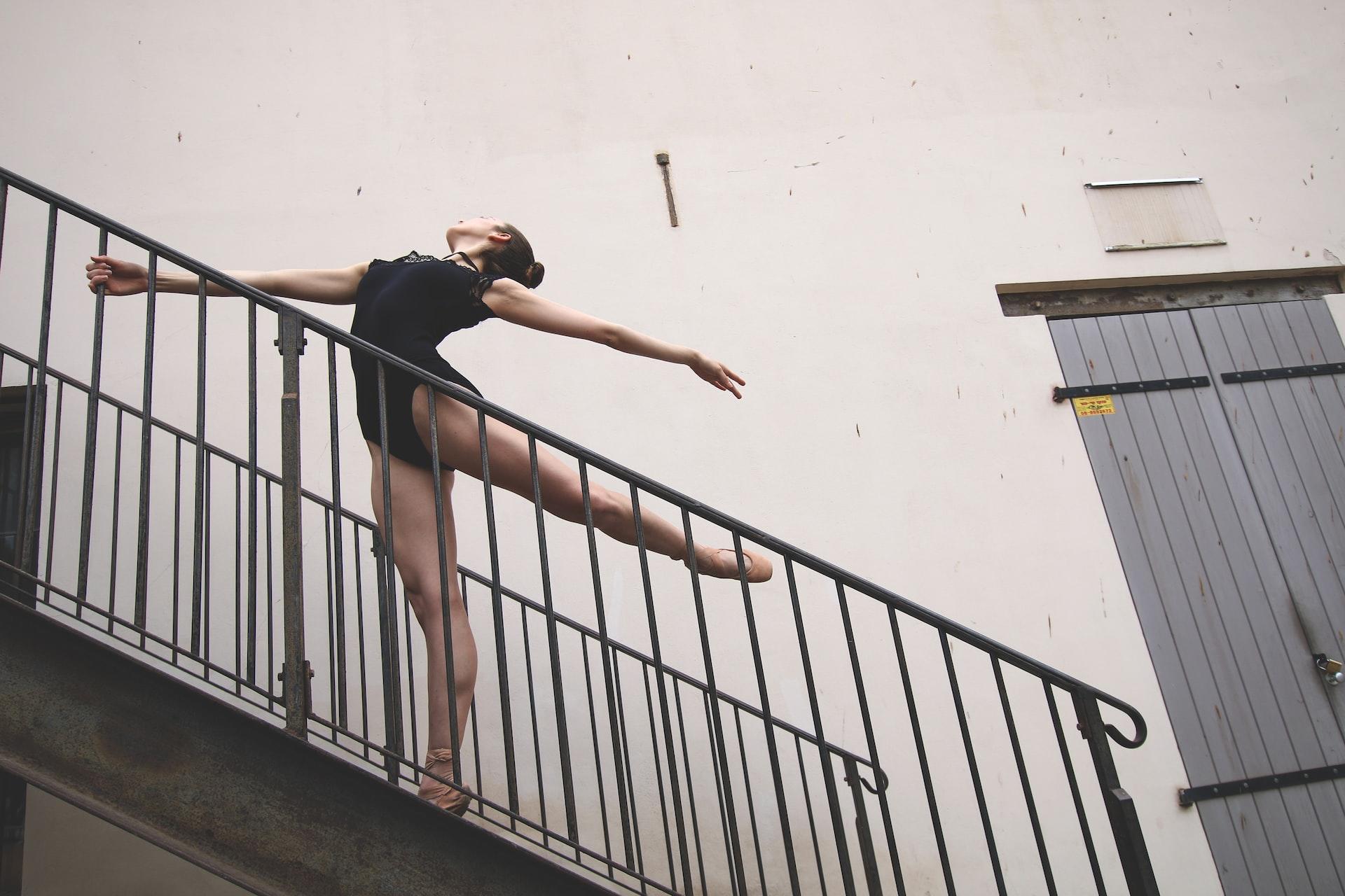femme faisant ses pointes dans les escaliers