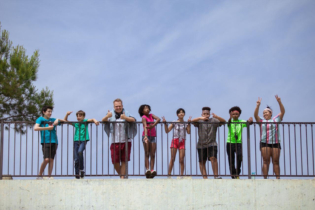 groupe de personnes en haut d un pont sous le ciel bleu