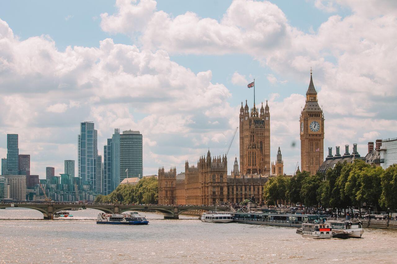 photo de londre sous le ciel bleu avec le big ben