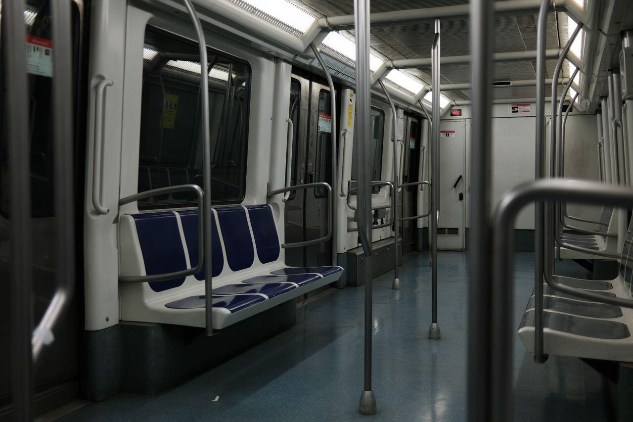 interieur d un metro vide