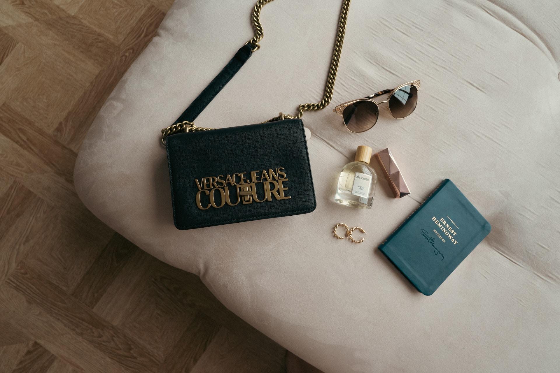 pochette de femme sur un lit blanc