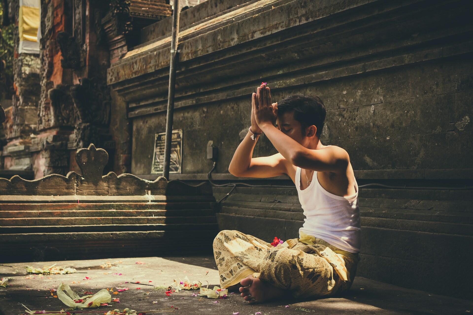 namaste jeune homme priant