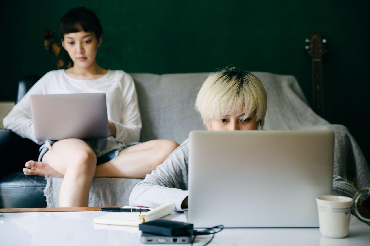 deux jeunes par terre et sur l ordi etudiant