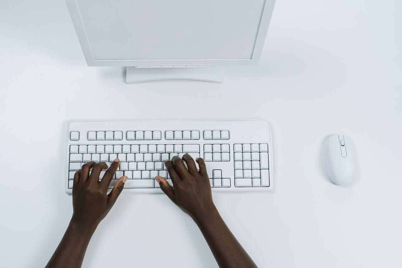 mains tapant sur le clavier blanc d un ordinateur