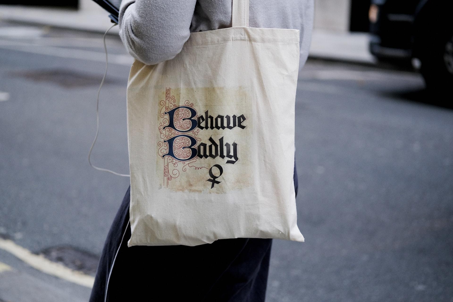 fille dans la rue tenant un cabas