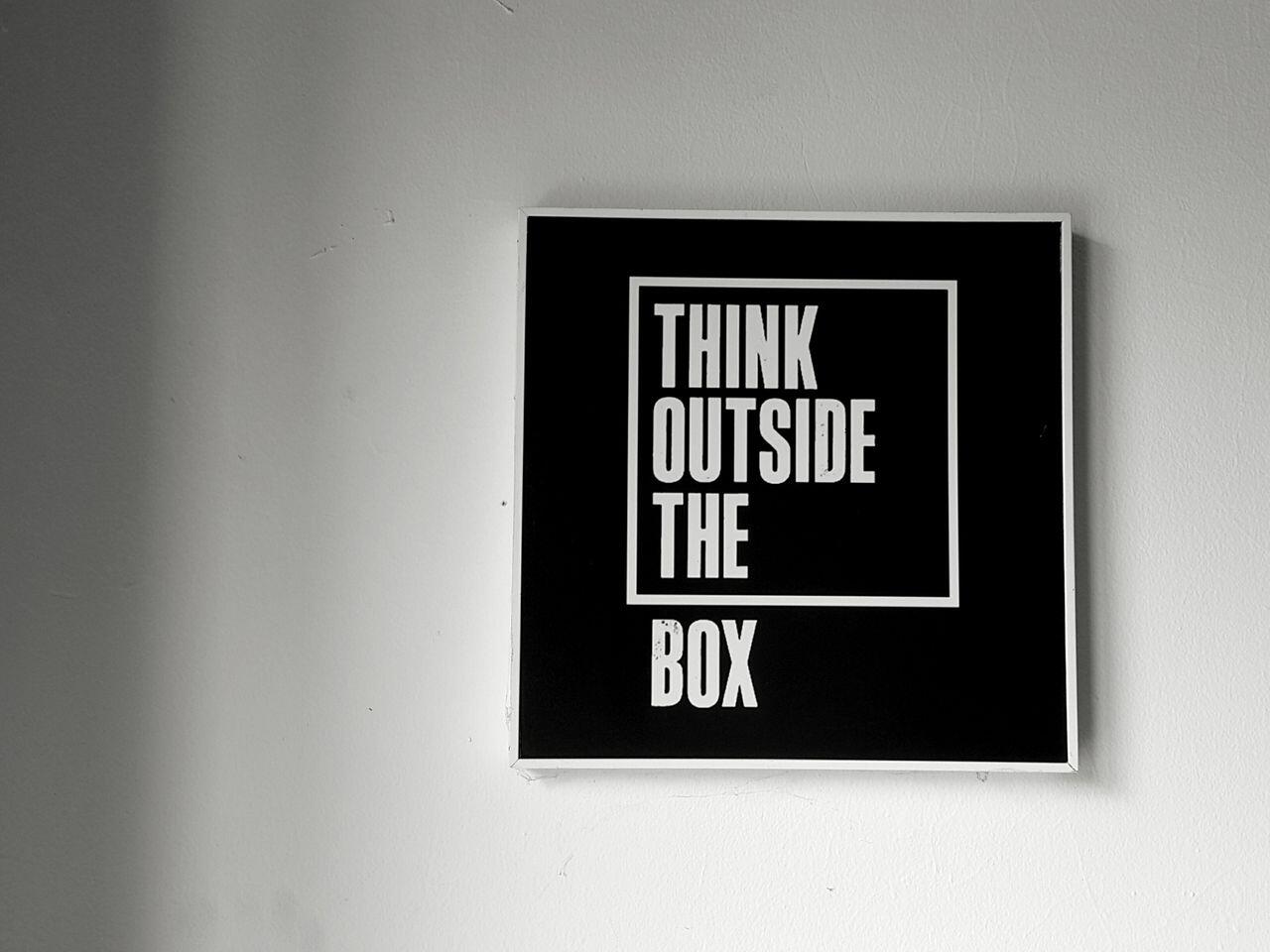 cadre sur un mur think outside the box