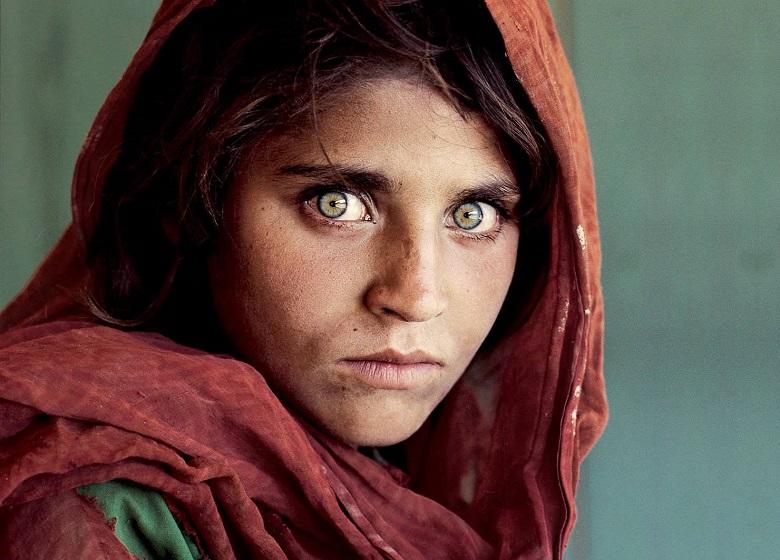 photographie jeune femme afghane aux yeux verts